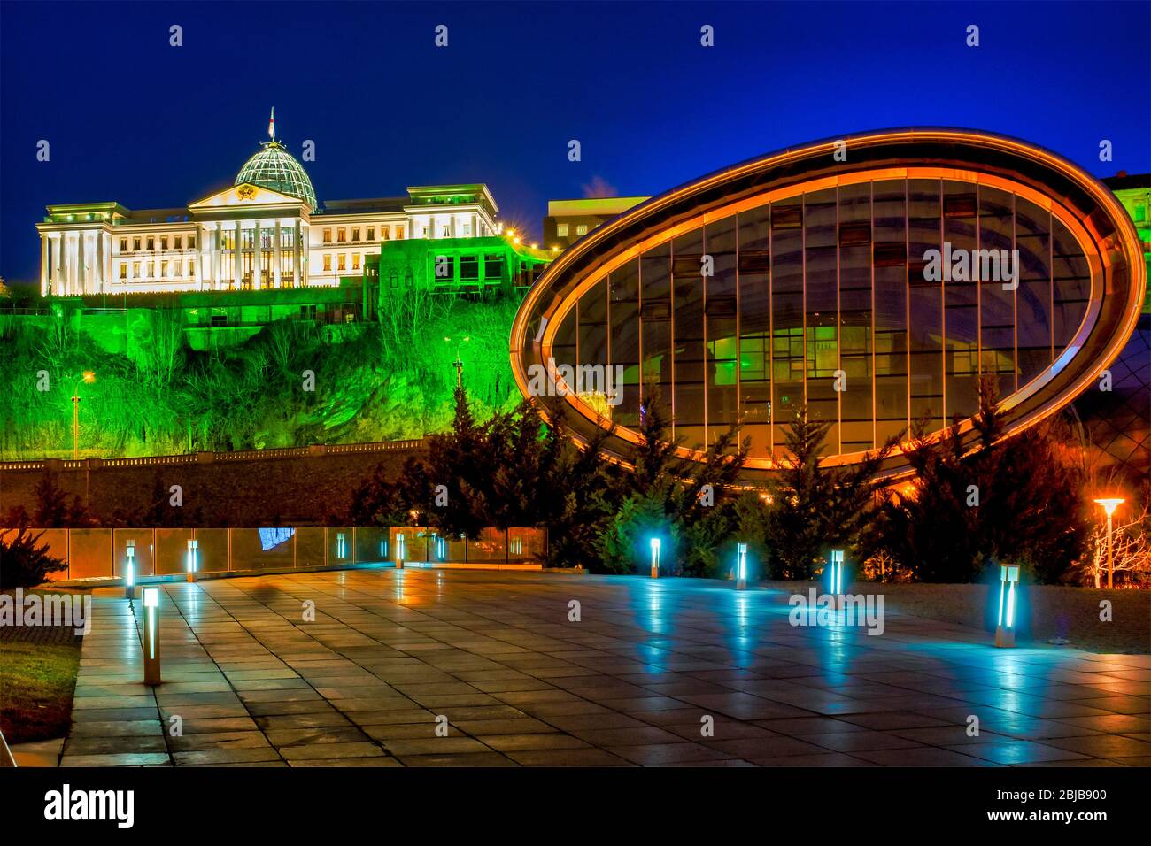 Parque Rike Concert Hall y el Palacio Presidencial, Tbilisi, Georgia Foto de stock