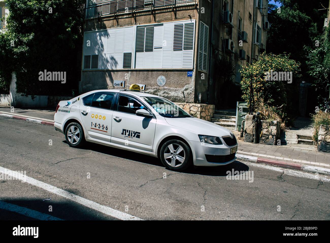 Tel Aviv Israel 28 de abril de 2020 Vista de un taxi israelí que rodaba en la calle Dizengoff en Tel Aviv por la tarde durante el brote de coronavirus Foto de stock