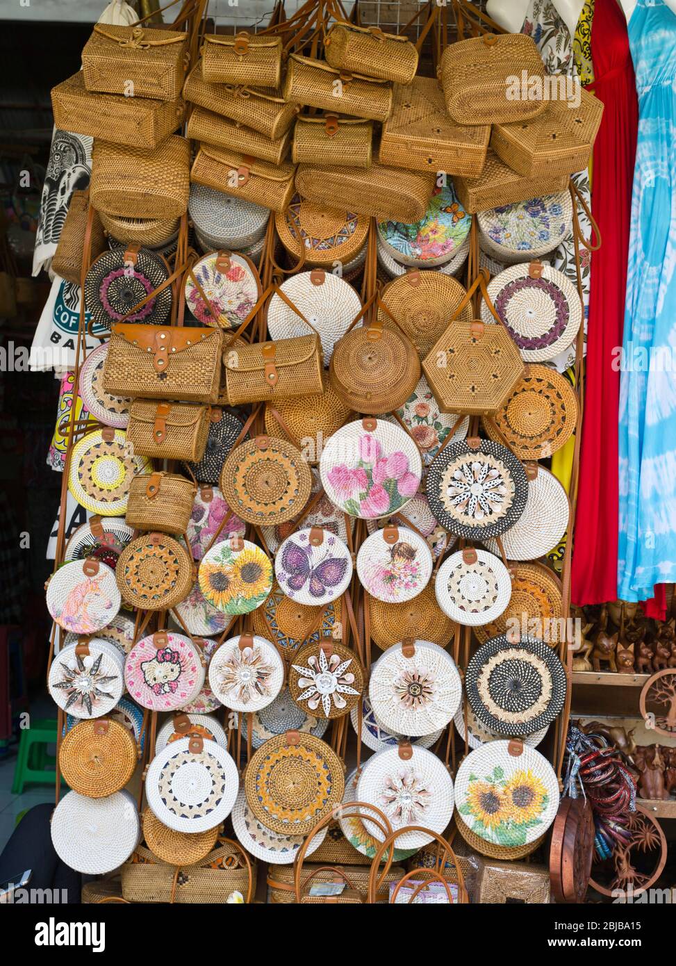 dh pasar Seni Guwang Sukawati BALI INDONESIA bolsos tejidos artesanales mercado de artesanía balinesa bolsos artesanales Foto de stock