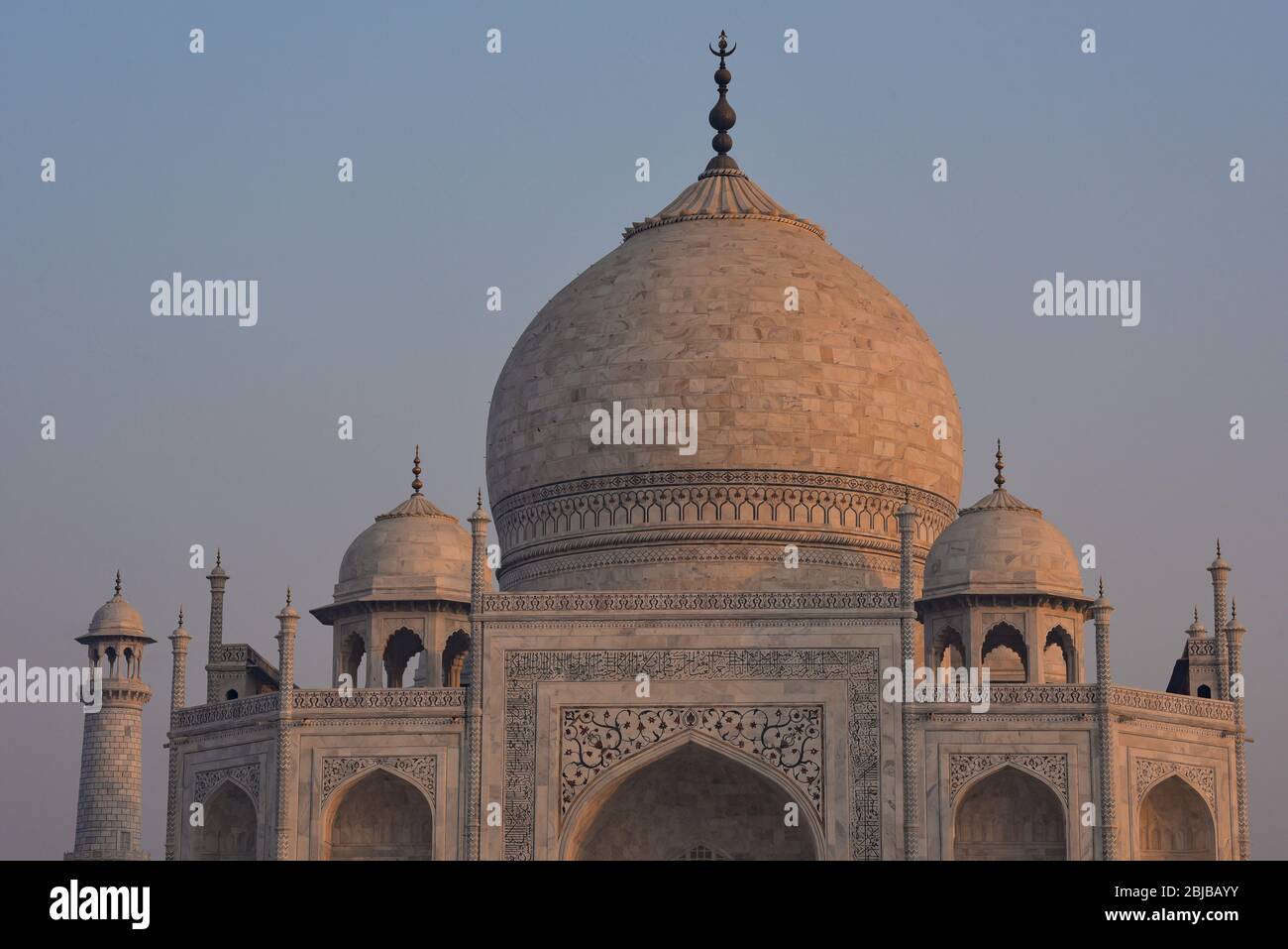 Amanecer en el hermoso, blanco-marfil, mármol Taj Mahal. Los 44 metros de cúpula principal está coronada con un finial de latón. Agra, India, Asia Central. Foto de stock