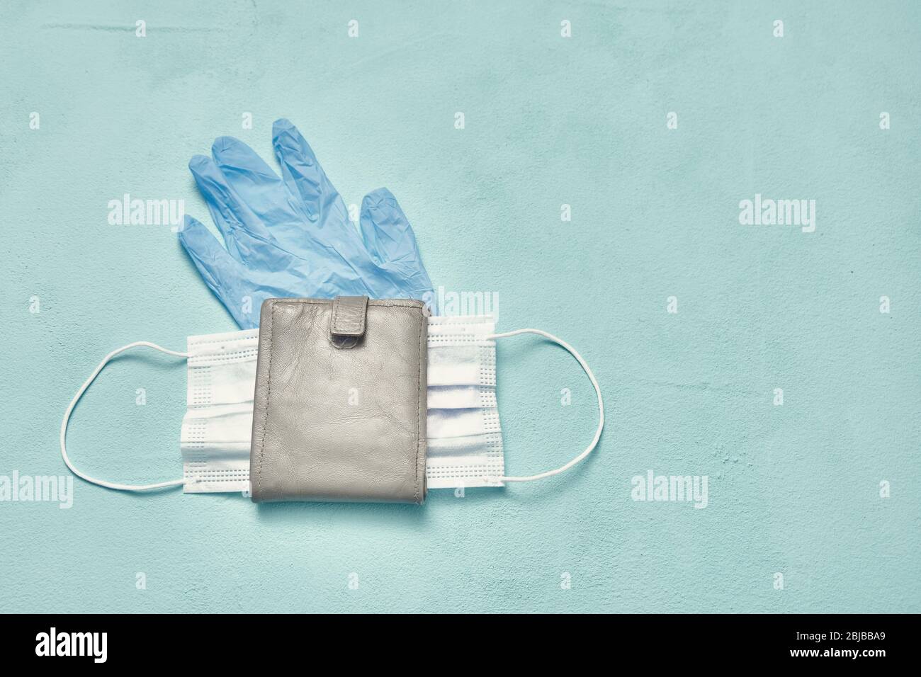 cartera de cuero con máscara médica y guante de látex azul. concepto de  virus y economía Fotografía de stock - Alamy