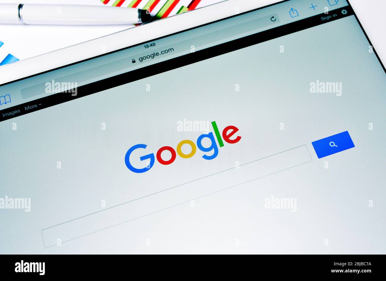 BARCELONA, ESPAÑA - 2 DE SEPTIEMBRE de 2015: Un tablet con la página de Google Web Search en su pantalla con el nuevo logotipo de Google, lanzado en Septem Foto de stock