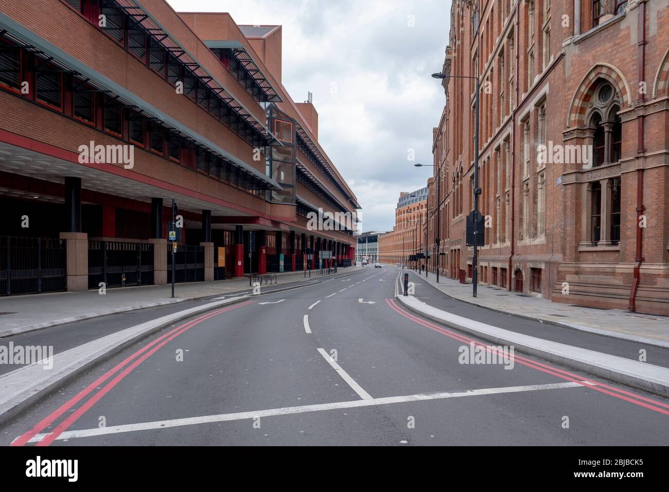 Lockdown London, 29 de abril de 2020: Una carretera Midland vacía junto a la estación internacional de St Pancras y el Museo Británico que muestra el impacto de la encierro Foto de stock