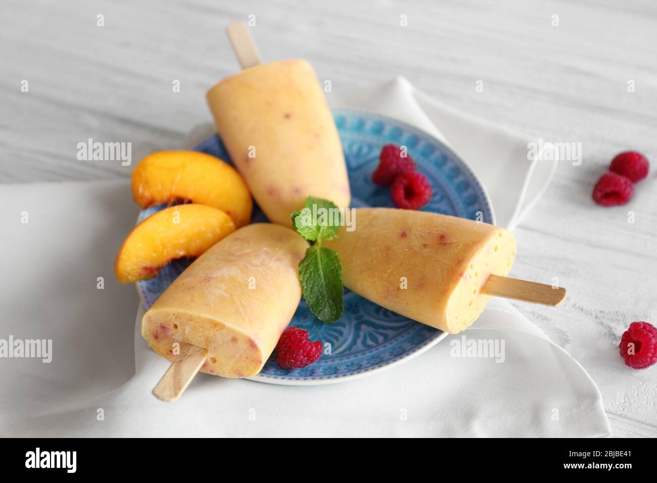 Sabroso helado de fruta en el plato, primer plano Foto de stock