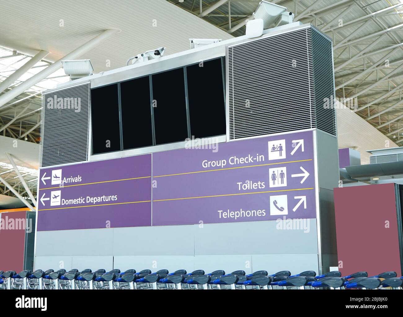 Tabla de información en el aeropuerto Foto de stock