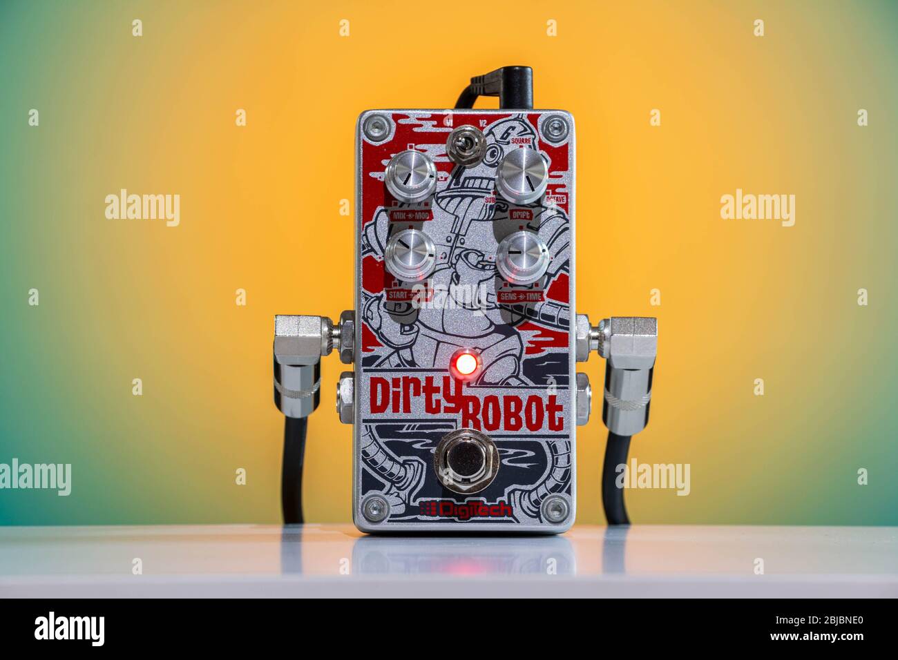 La Marca Digitech Dirty Robot estéreo mini-synth pedal. Un efecto de emulación de sintetizador para guitarra eléctrica o bajo. Foto de stock