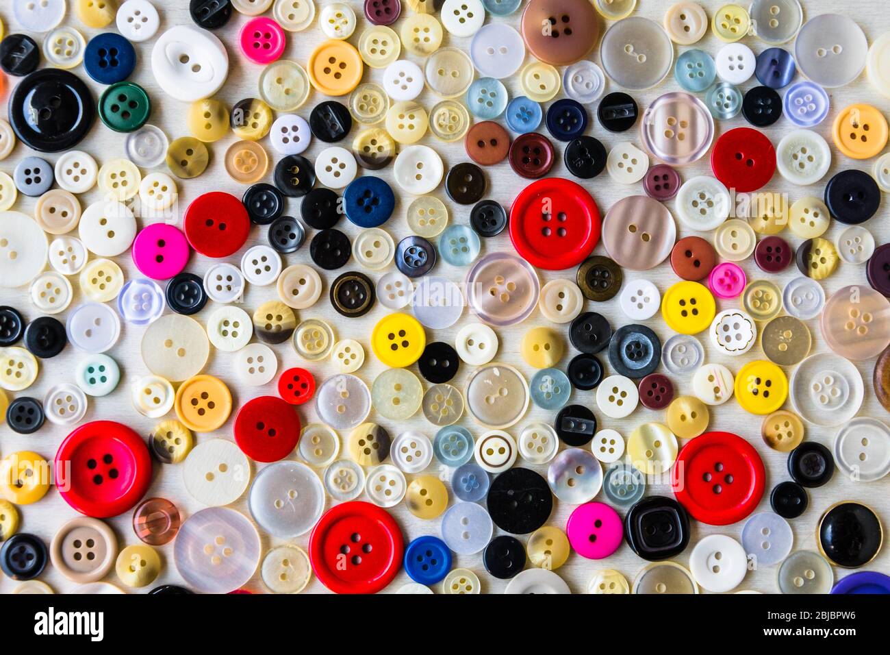 Colección de botones de ropa de varios tamaños y colores Foto de stock