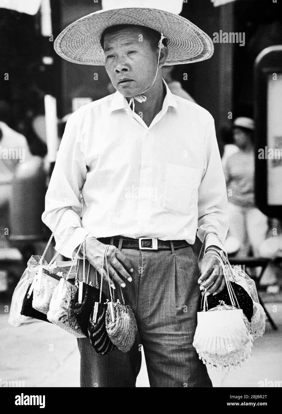 Hong Kong Octubre 1986 Vendedor de bolsos en el Ferry de Macao. La imagen  es parte de una colección de fotografías tomadas en Hong Kong entre  septiembre y noviembre de 1986. Representan