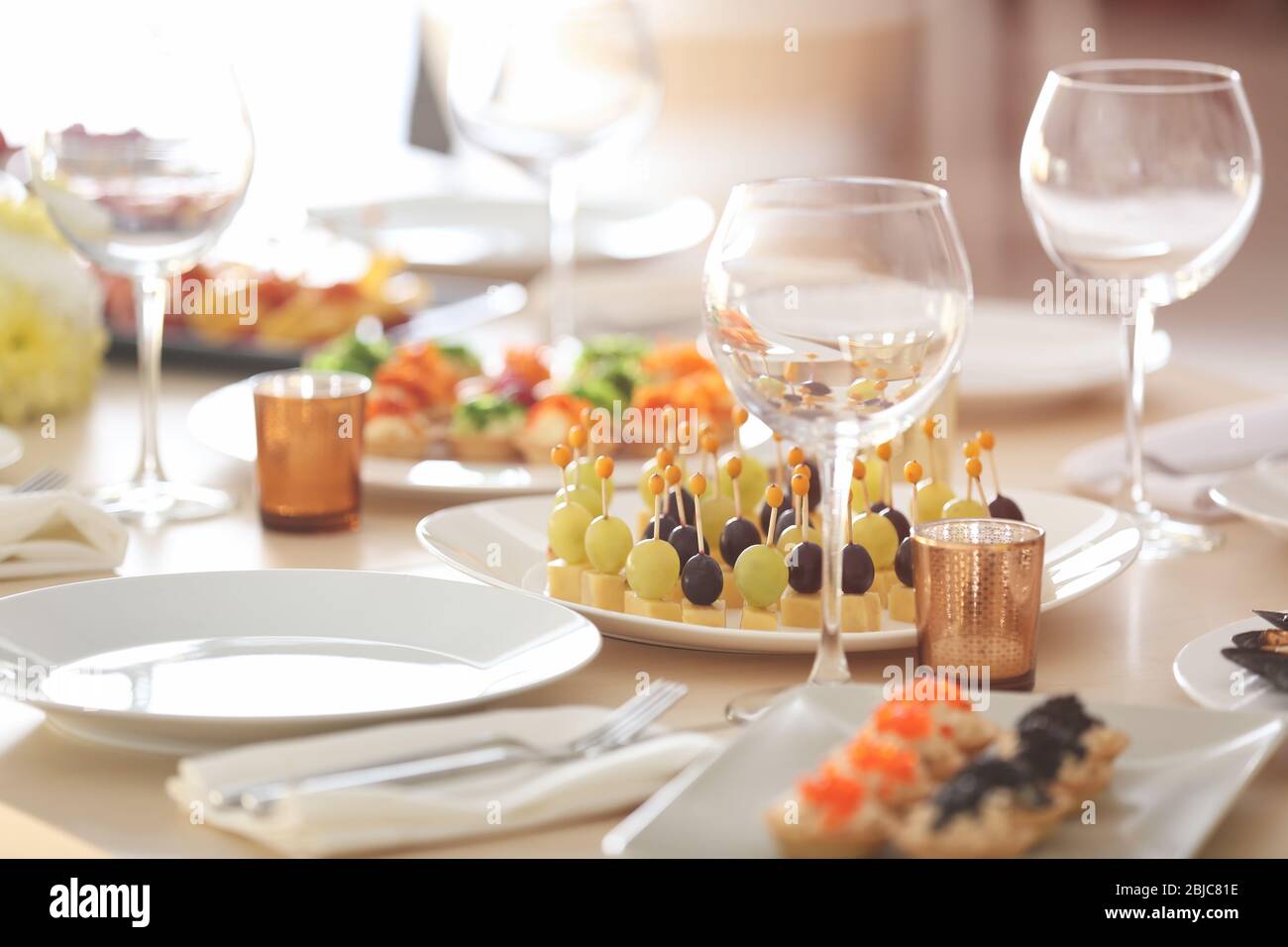 Plato con sabrosos canapés en la mesa servido para el buffet de vacaciones Foto de stock
