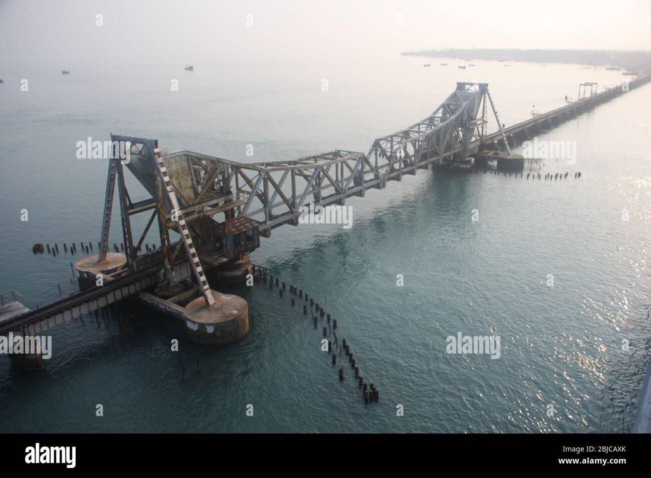 El puente Pamban es un puente ferroviario que conecta la ciudad de