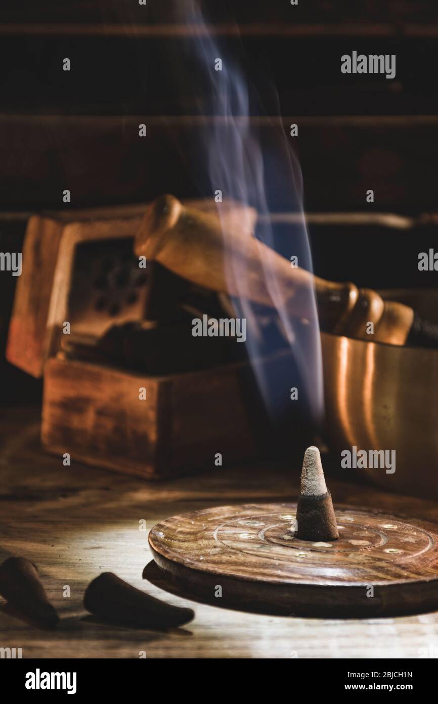 Varios Conos Incienso sticks y cerrar Fotografía de stock - Alamy