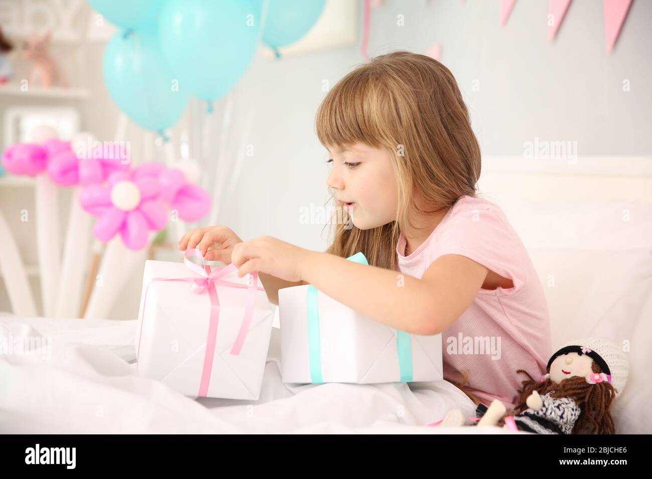 Niño Abriendo Una Caja De Regalo Durante La Fiesta De Cumpleaños