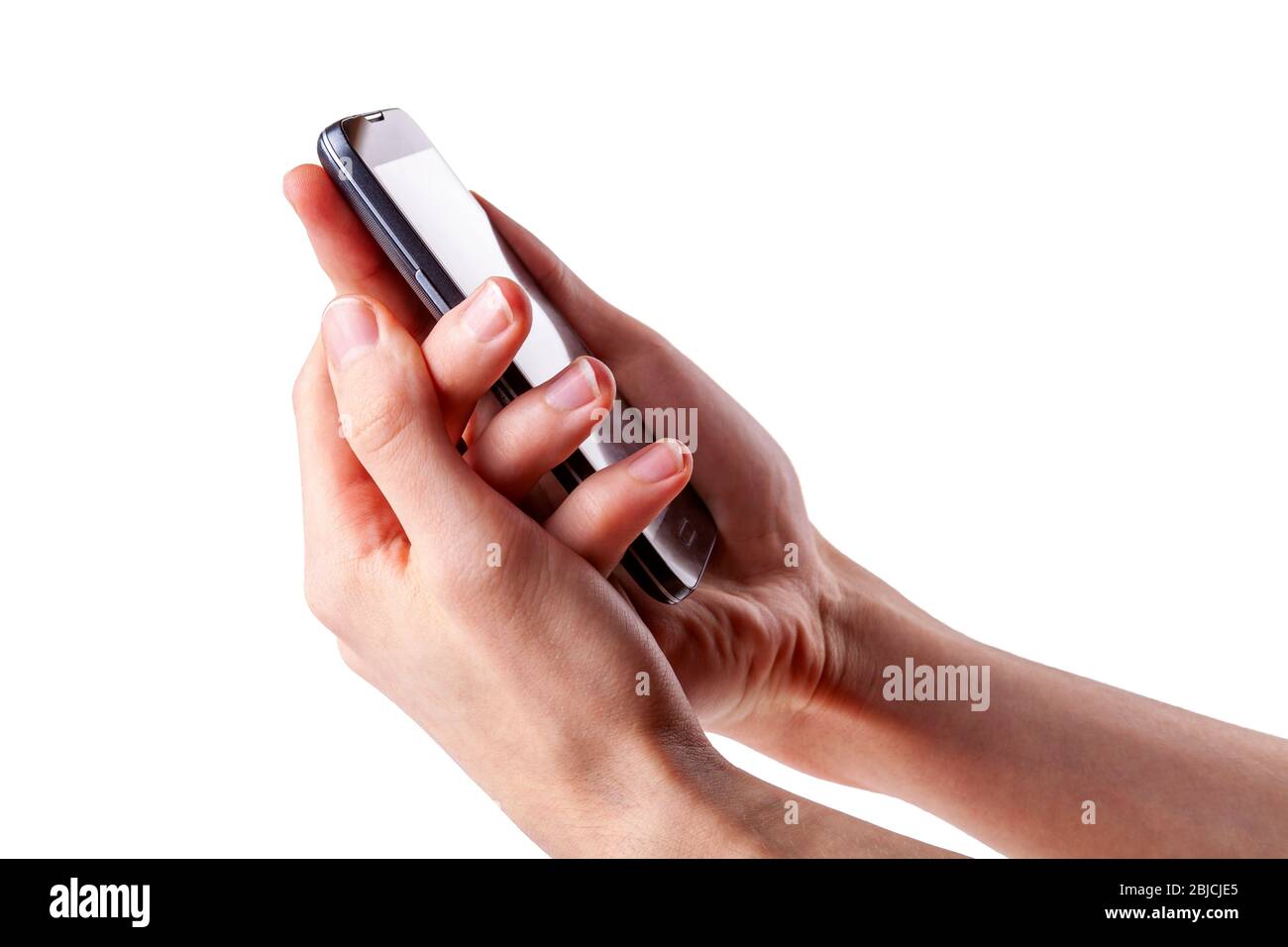 Sujetar un smartphone moderno con las dos manos desde el lateral, aislado  en blanco, cortado, primer plano. Agarre con dos manos en un teléfono móvil,  mano a mano Fotografía de stock 