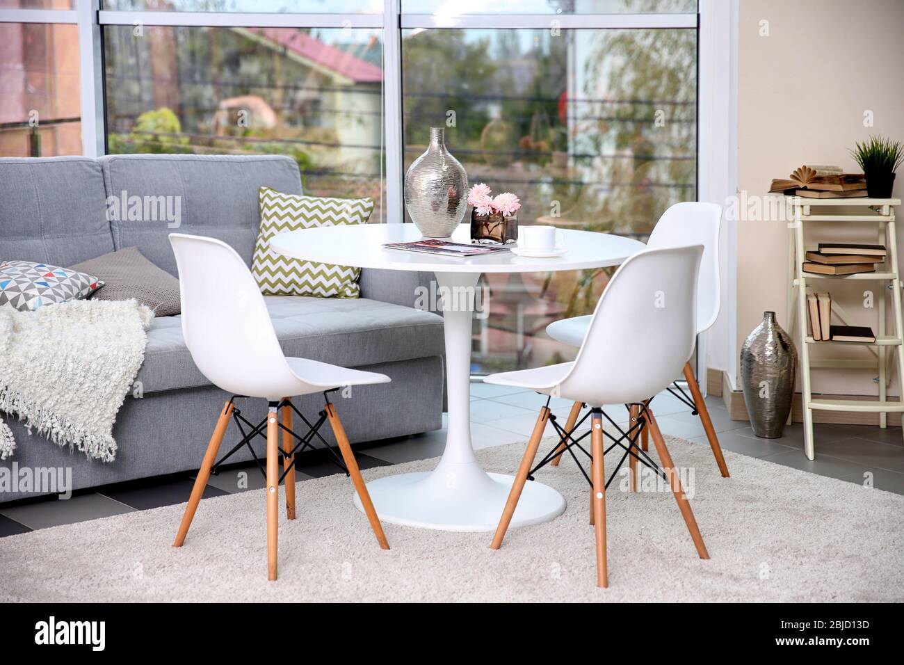 Mesa redonda blanca en el interior moderno de la sala de estar Fotografía  de stock - Alamy