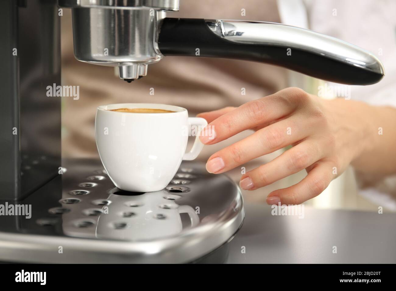 https://c8.alamy.com/compes/2bjd20t/mujer-haciendo-cafe-espresso-recien-hecho-en-la-cafetera-2bjd20t.jpg