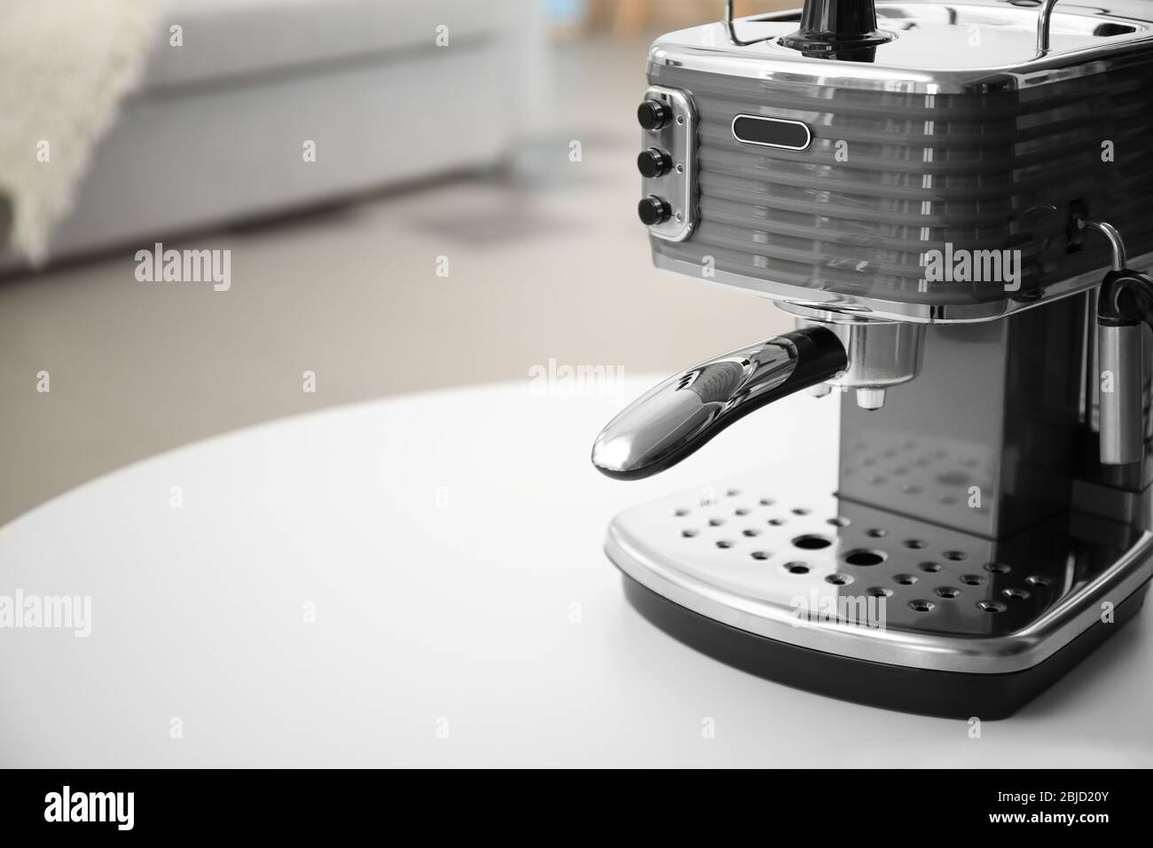 Nueva cafetera eléctrica en la mesa Fotografía de stock - Alamy