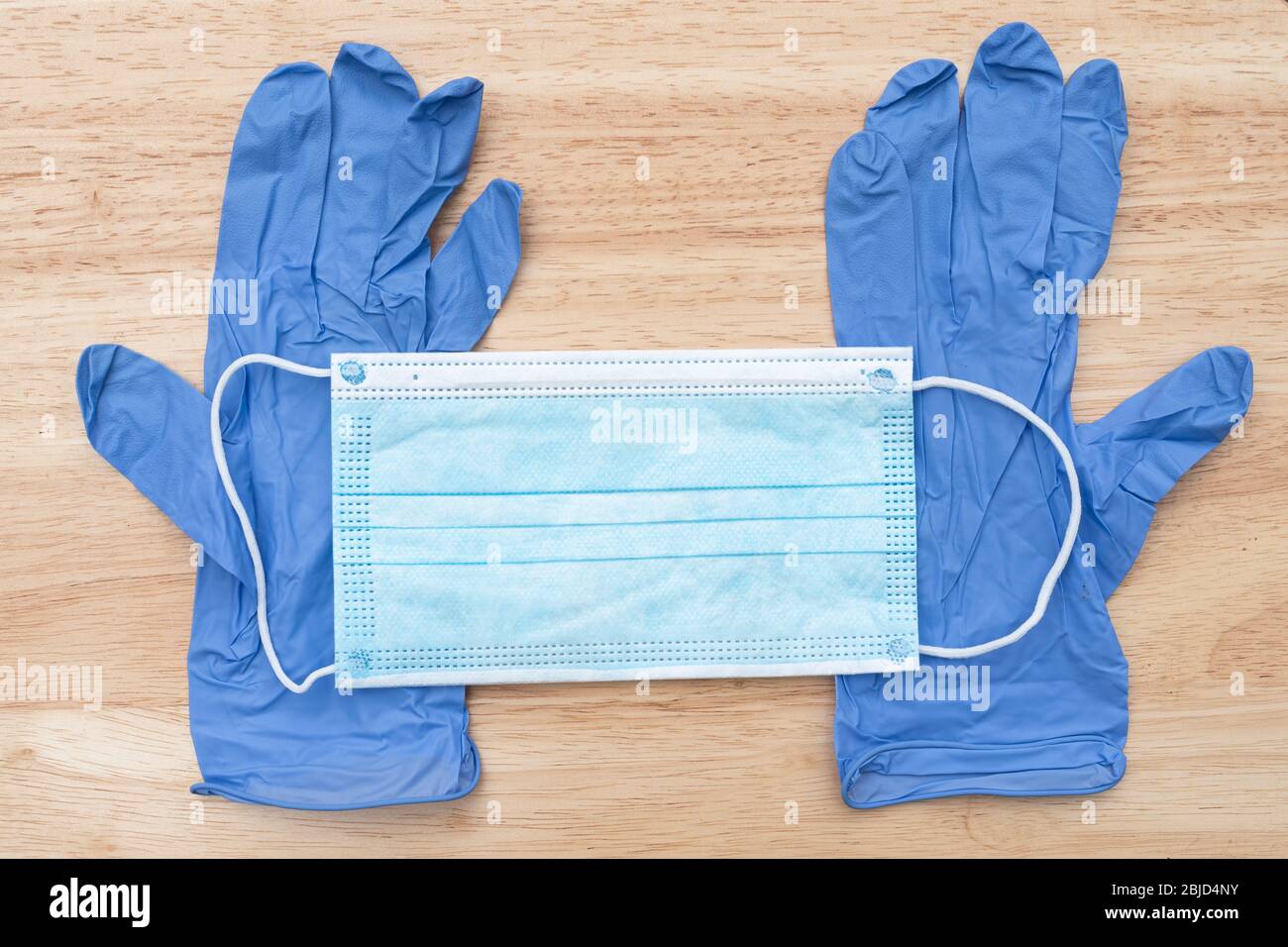 Equipo de protección personal (ppe), guantes desechables de nitrilo y mascarilla facial médica o clínica para uso durante la pandemia de covid-19 del coronavirus 2020 Foto de stock
