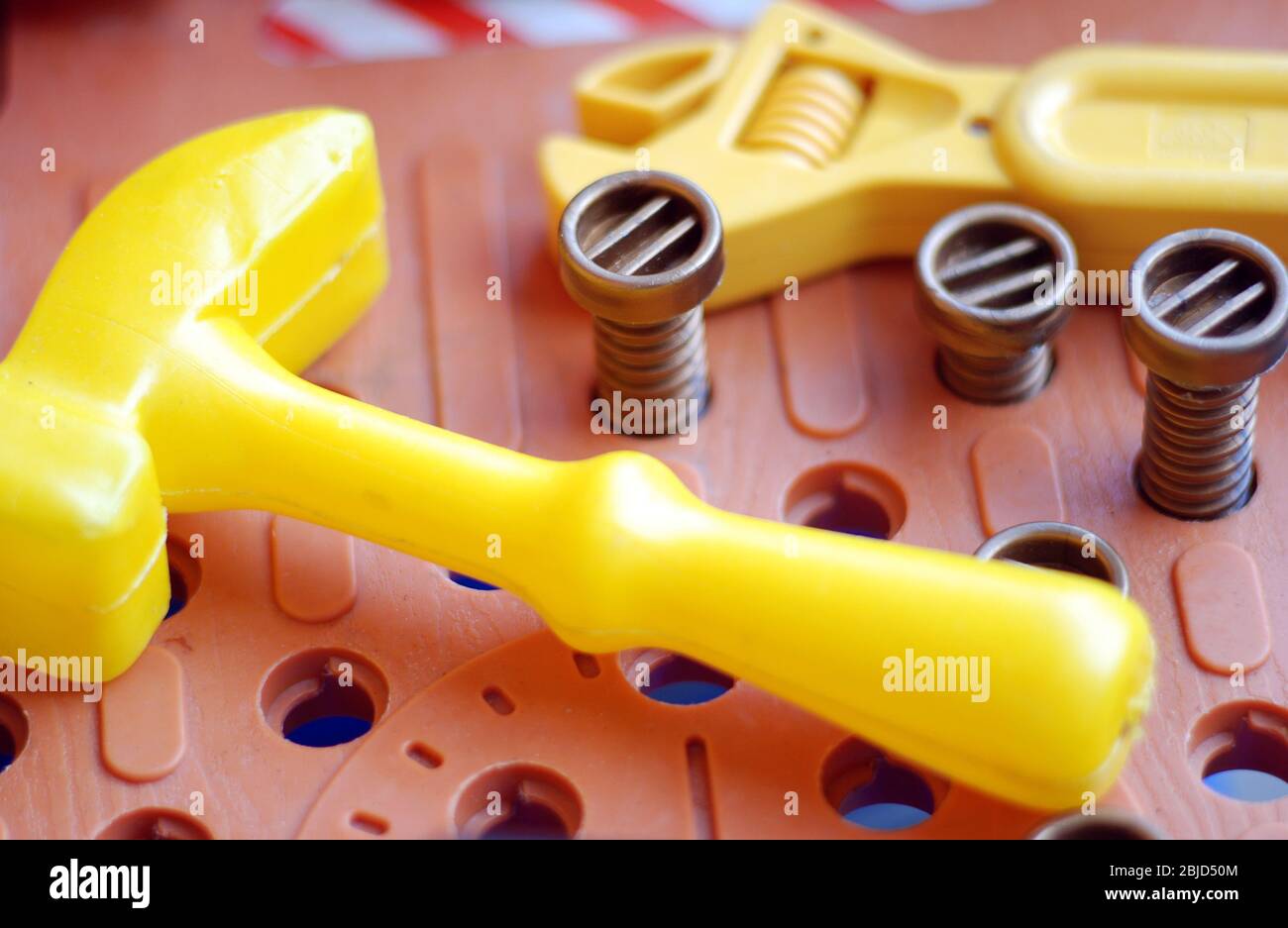 Primer plano del kit de juguete de plástico para niños tornillo, mesa,  martillo Fotografía de stock - Alamy