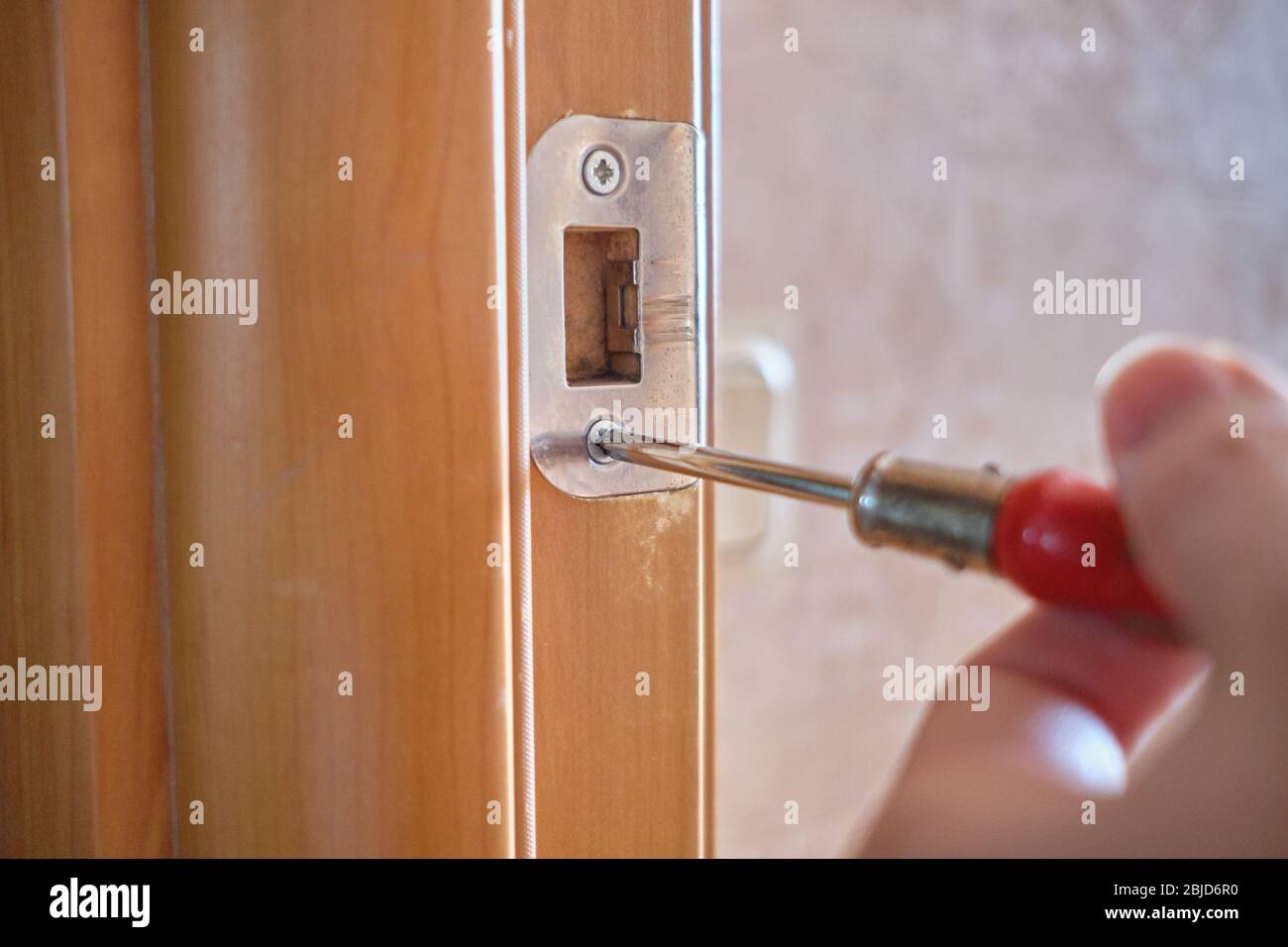 Reparar el concepto de cerradura de la puerta por un trabajador de la casa.  Primer plano Fotografía de stock - Alamy