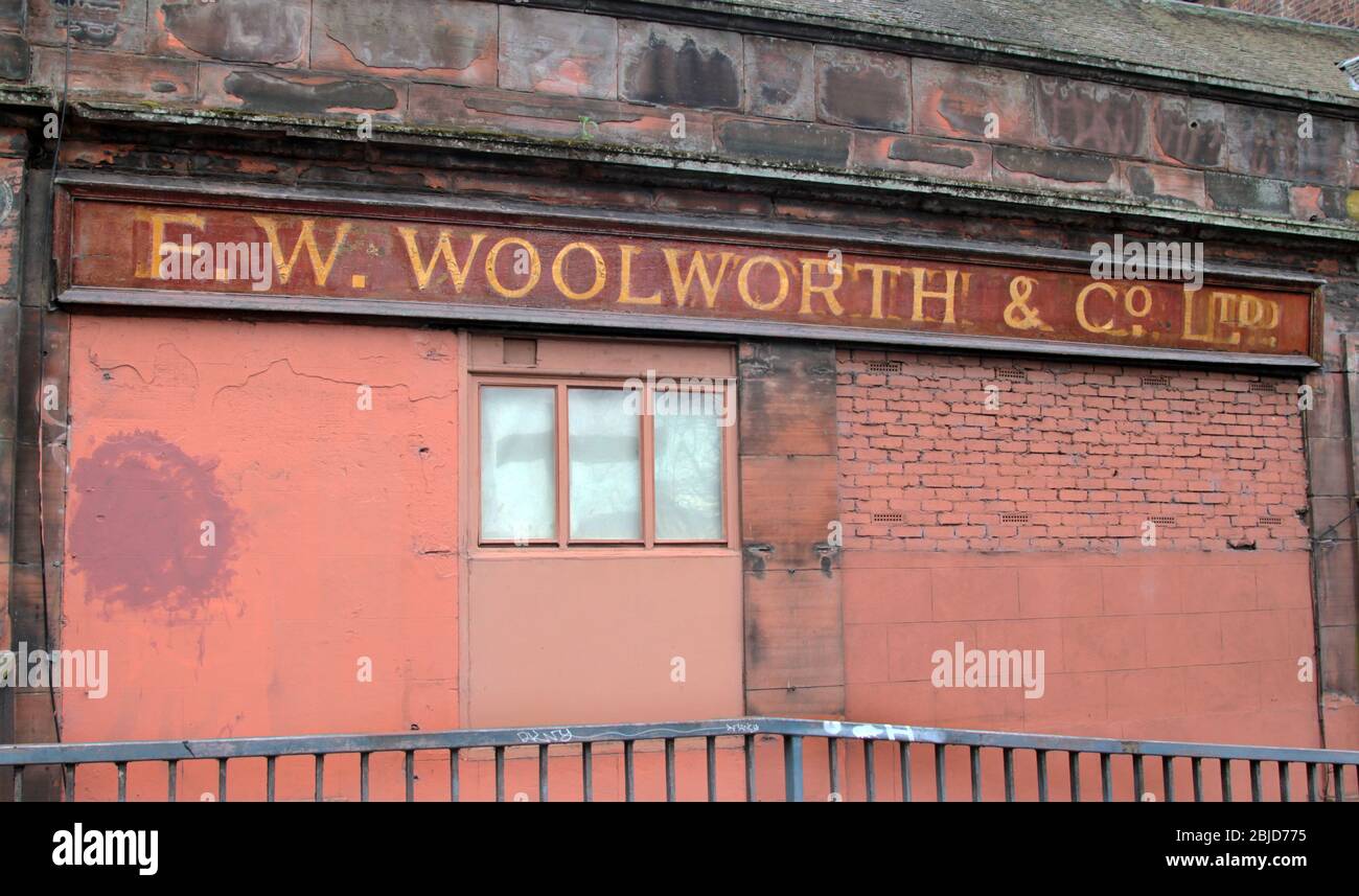 Un viejo cartel de F.W. WOOLWORTH & CO Ltd en una pared en Glasgow. Una de las cadenas de tiendas más grandes del mundo, todas sus tiendas en Gran Bretaña cerraron, para siempre, en enero de 2009. Todo esto queda, en Glasgow, de su existencia. Foto de stock
