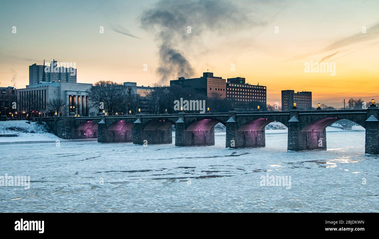 El hielo fluye por el río Suquehanna bajo el puente Market Street Bridge en Harrisburg, PA durante el amanecer de invierno Foto de stock