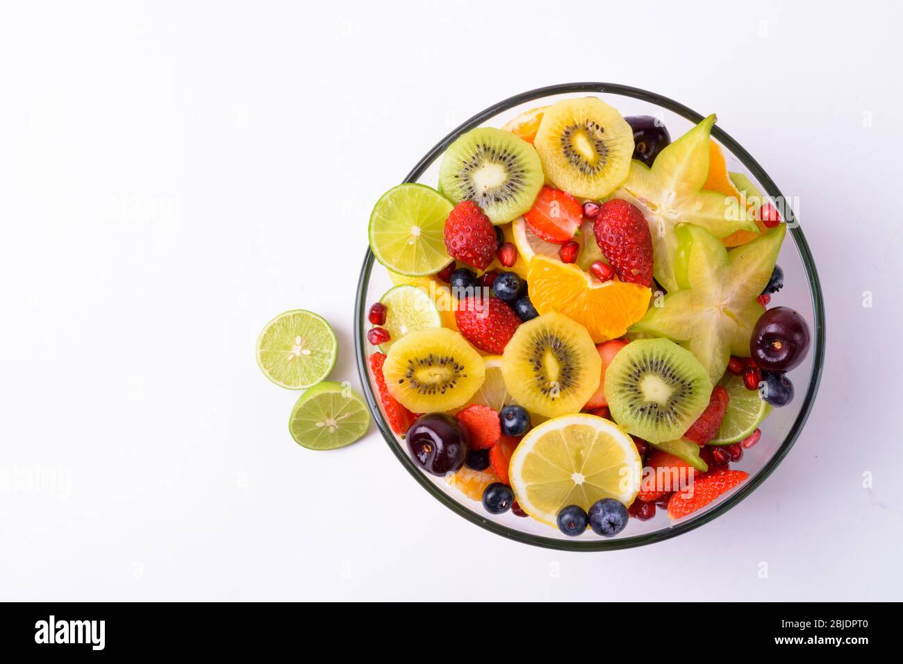 Retrato de frutas deliciosas variadas contra fondo blanco Foto de stock