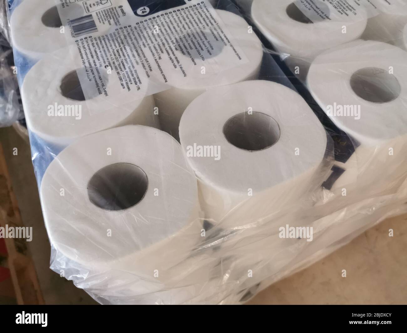 papel higiénico almacenado en un almacén al por mayor Fotografía de stock -  Alamy