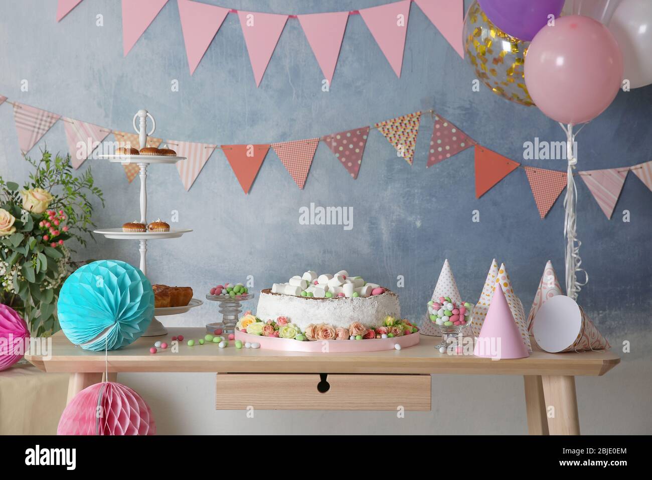 Habitación con decoración para fiestas de 18 cumpleaños Fotografía de stock  - Alamy
