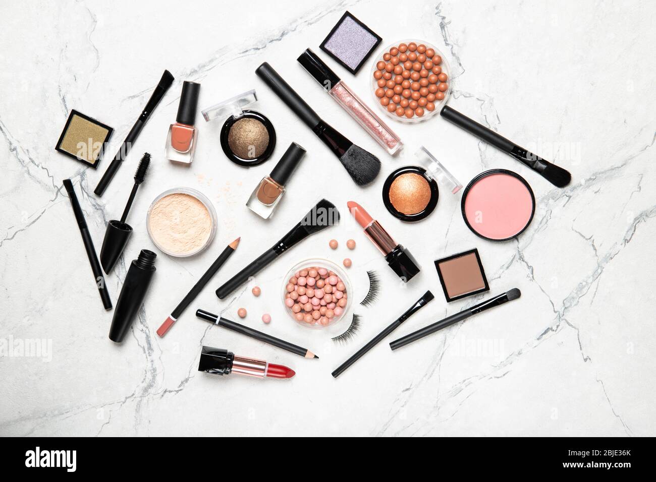 Maquillaje profesional pinceles y herramientas, productos de maquillaje set Fotografía de stock - Alamy Maquillaje profesional pinceles y herramientas, productos de maquillaje set Fotografía de stock - Alamy