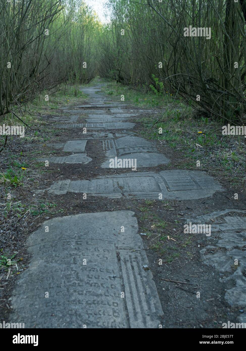 Cracovia/Polonia- 27/04/2020. El camino de las lápidas judías artificiales en la cantera Liban, construido por el equipo de cine. En este lugar Schindler´s lista w Foto de stock