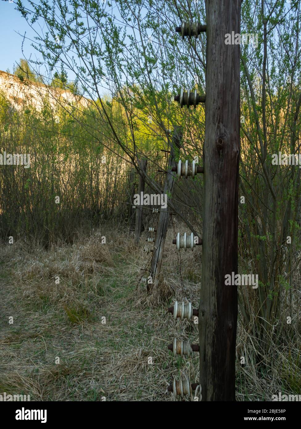 Los postes de la cerca eléctrica en la cantera de Liban. En este lugar se rodó la película de la lista de Schindler. Cracovia, Polonia. Foto de stock