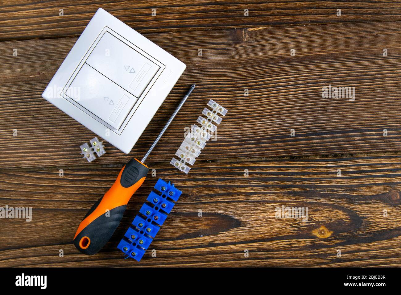 Herramientas de un instalador o constructor electricista sobre una de madera oscura. El concepto de hacer una estimación o lista de materiales de construcción para Fotografía de stock - Alamy