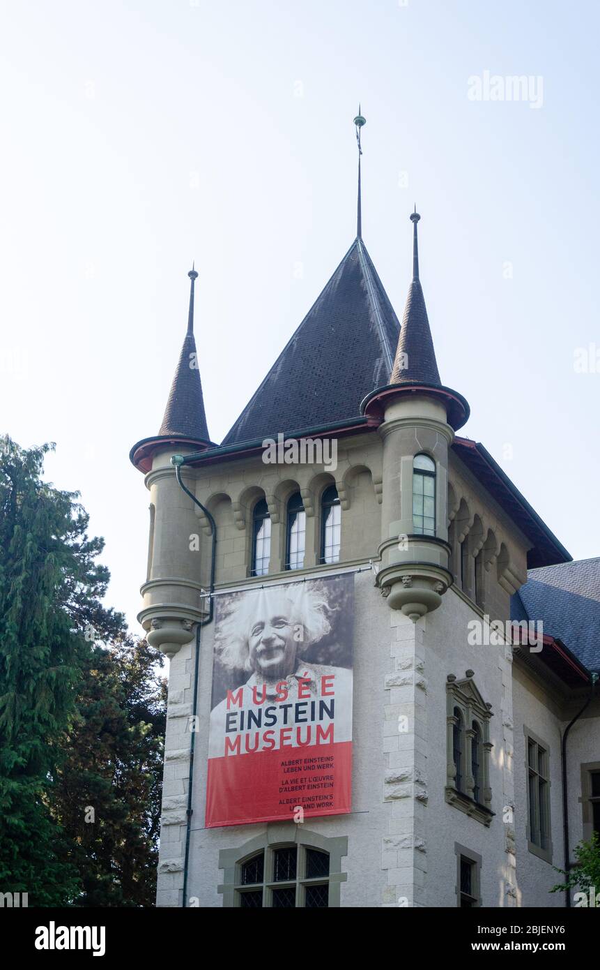 Cartel del Museo Einstein en el exterior del edificio del Museo Histórico de Berna Cartel del Museo Einstein en el exterior del edificio del Museo Histórico de Berna