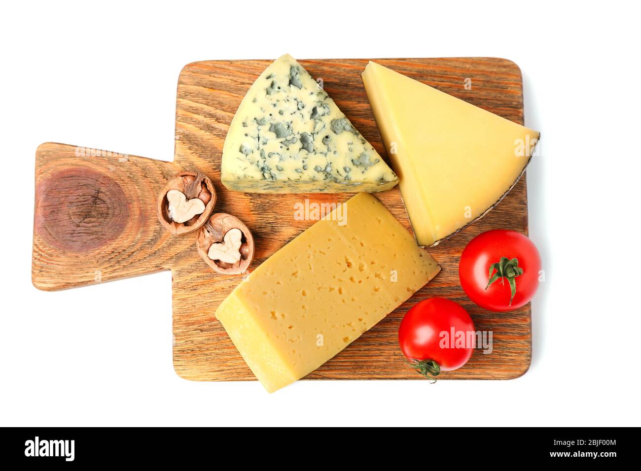 Tabla con un surtido de deliciosos quesos, tomates y frutos secos sobre