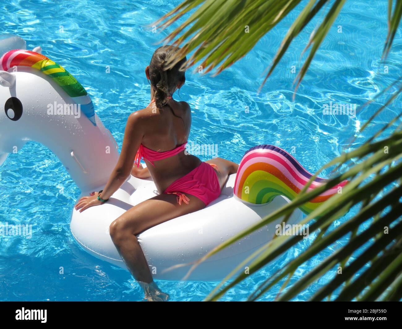 Teen girl in swimming pool fotografías e imágenes de alta resolución - Alamy