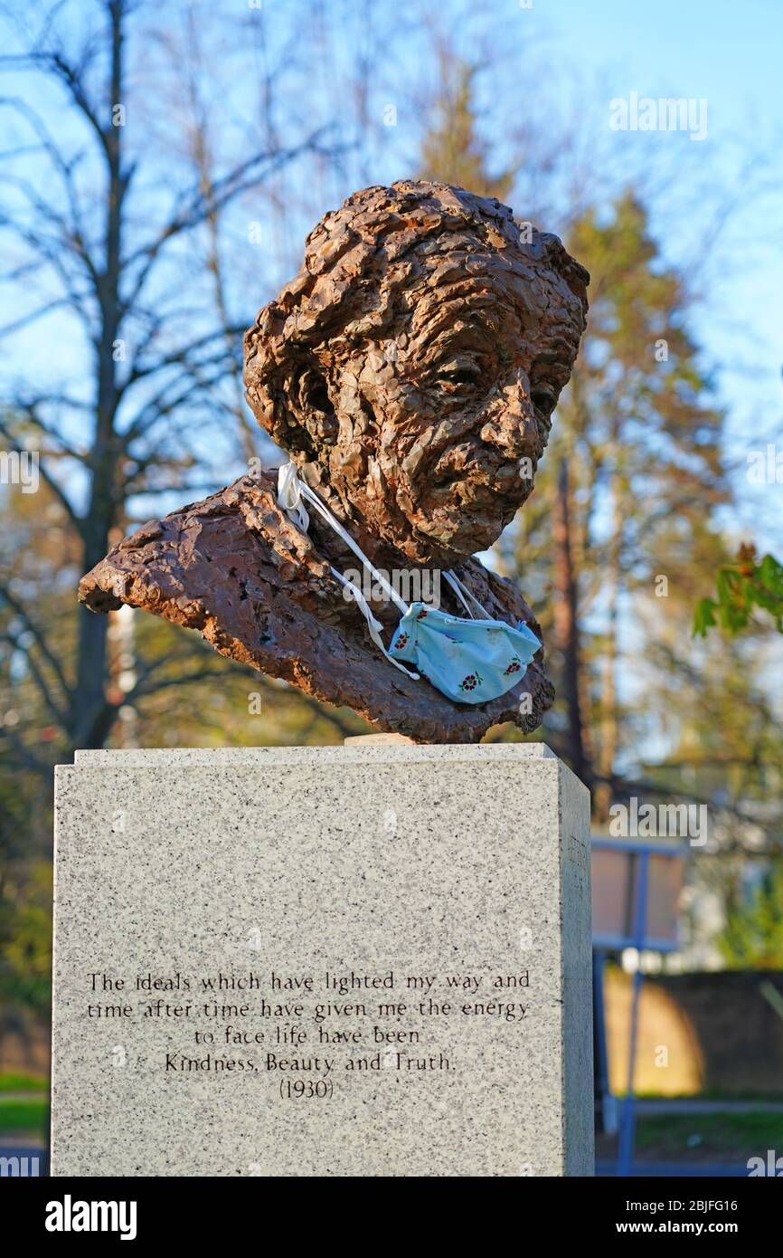 PRINCETON, NJ -22 ABR 2020- Vista de la estatua de Albert Einstein en EMC  Square en Princeton, Nueva Jersey, cubierta con una máscara de tela durante  EL CO Fotografía de stock - Alamy