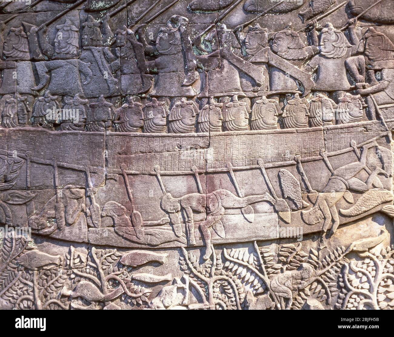 Bajo-relieve de los guerreros Cham en un barco durante la batalla, galería sur, el templo de Bayon, Ankor Thom, Siem Reap, Reino de Camboya Foto de stock
