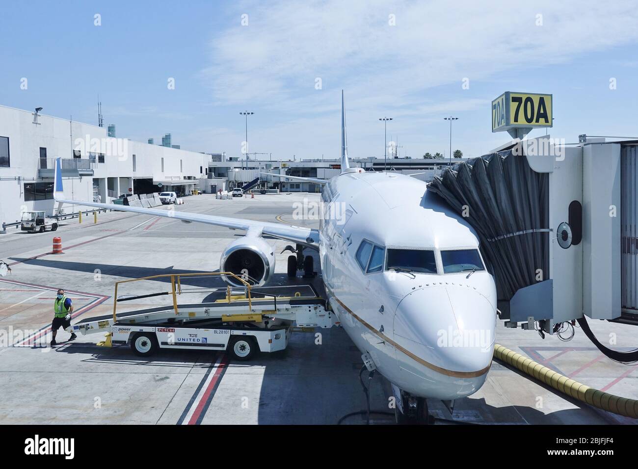 LOS ANGELES, CA -26 ABR 2020- un avión de United Airlines (UA) y un  manejador de equipaje usando una máscara facial durante la crisis de  COVID-19 en los An Fotografía de stock - Alamy