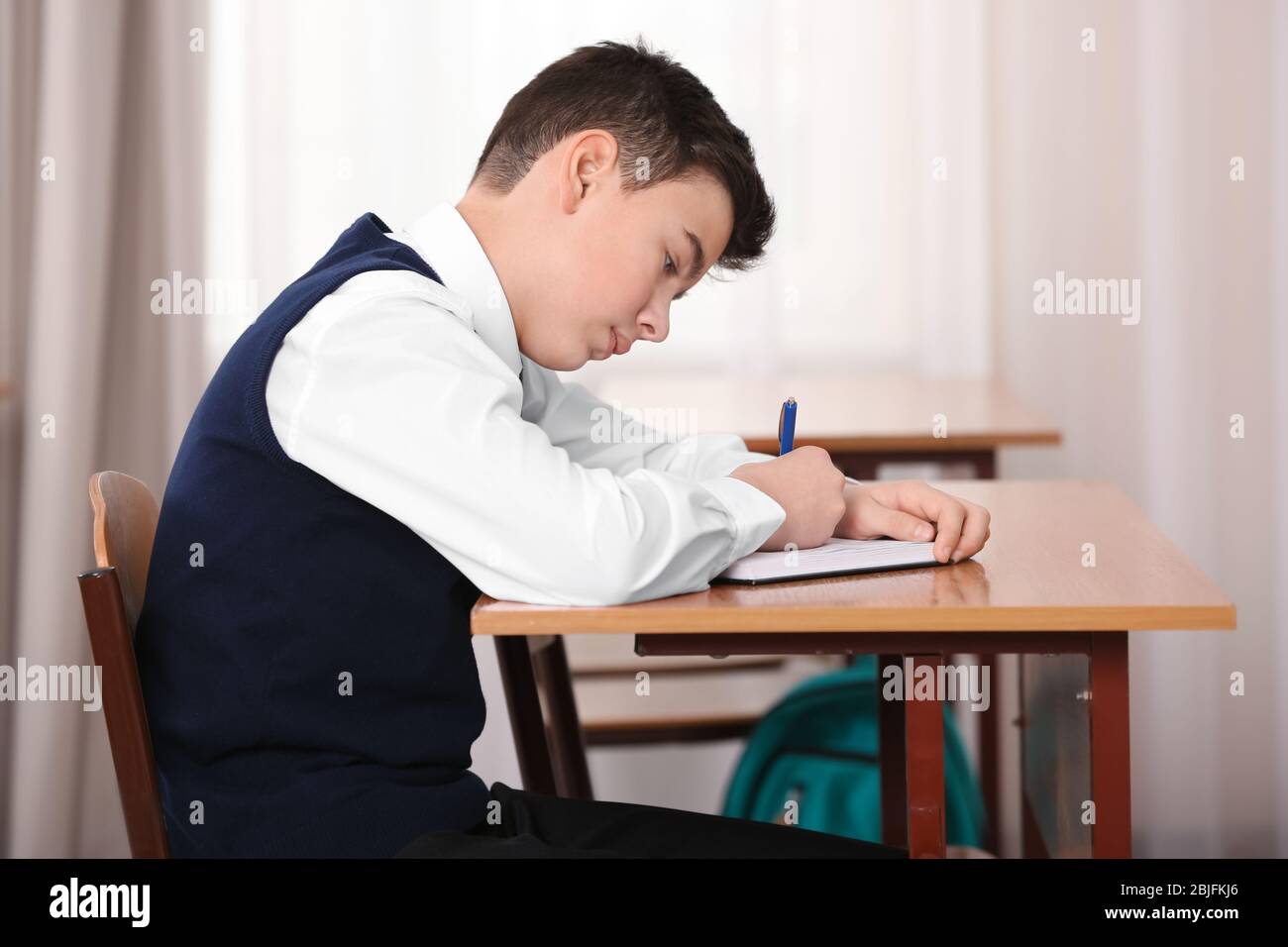 Concepto De Postura Incorrecto El Escolar Se Sienta En El Escritorio 