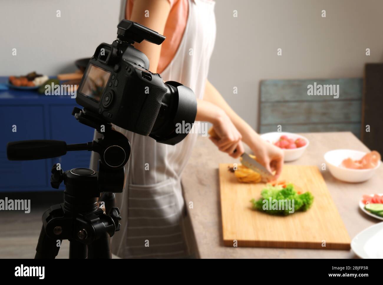 Mujer joven preparándose para disparar comida en el estudio fotográfico  Fotografía de stock - Alamy