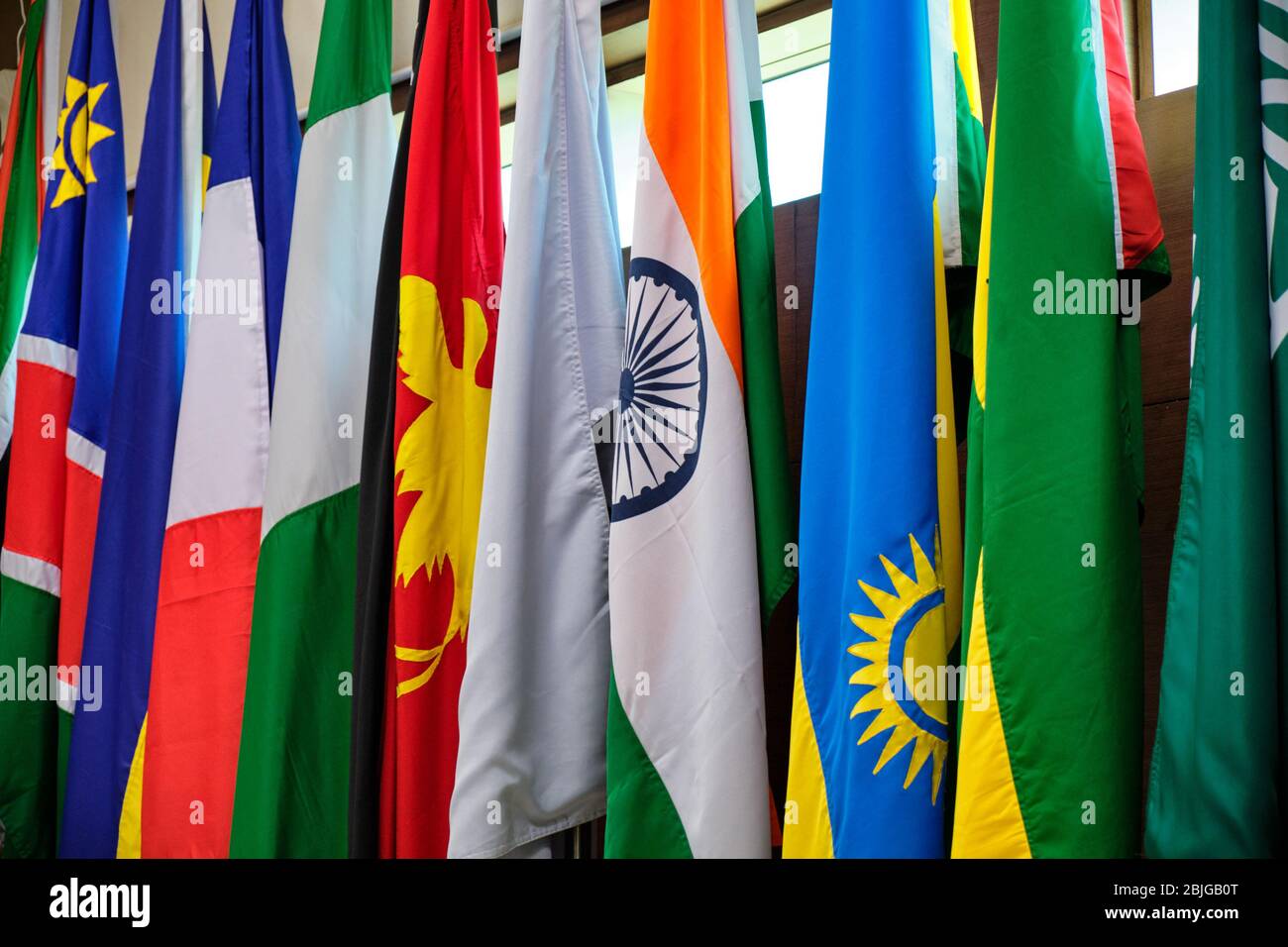 traqueteo calcio Innecesario Fila de banderas nacionales de varios países, concepto de cooperación  internacional Fotografía de stock - Alamy