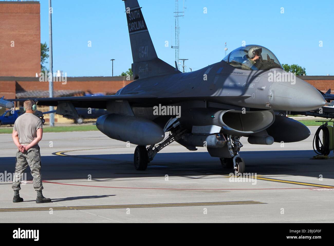 Un piloto de caza F-16 asignado al 169º ala de combate de la Guardia Nacional Aérea de Carolina del Sur pasa por secuencias previas al vuelo antes del despegue en la base McIntyre Joint National Guard, S. C., 27 de abril de 2020. El 169º Fighter Wing saludó a los profesionales de la salud en Carolina del Sur con un sobrevuelo estatal de más de 60 hospitales. La serie de sobrevuelos, originada en la base de la Guardia Nacional conjunta McEntire, Carolina del Sur, es parte de LA DETERMINACIÓN de la operación AMERICANA de la Fuerza Aérea de los Estados Unidos de mostrar aprecio a los miles de héroes en las líneas de frente que luchan contra COVID-19 con la intención de levantar Mora Foto de stock