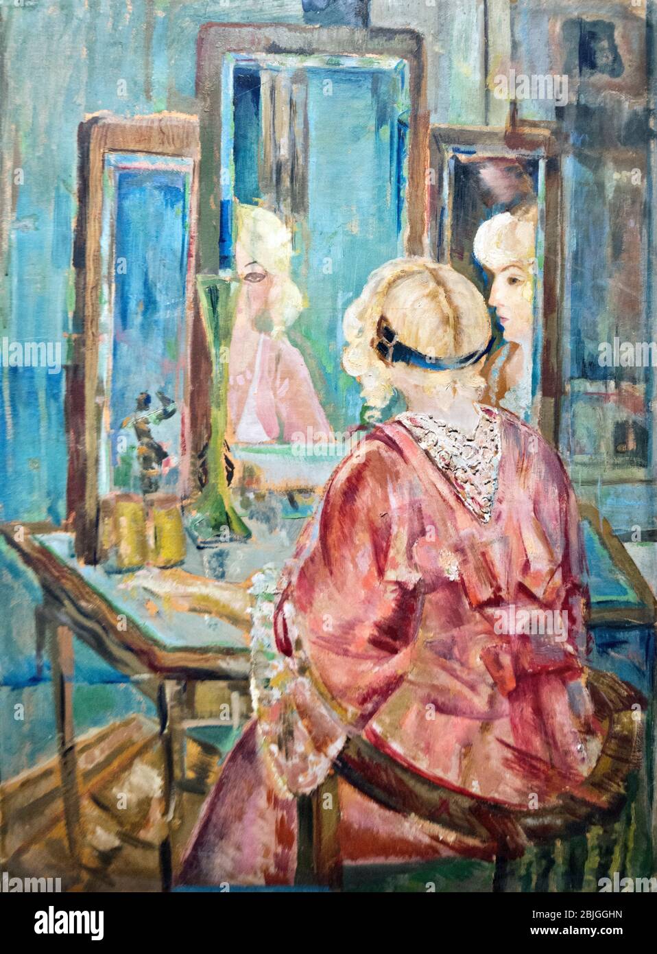 Enfrente del espejo fotografías e imágenes de alta resolución Alamy