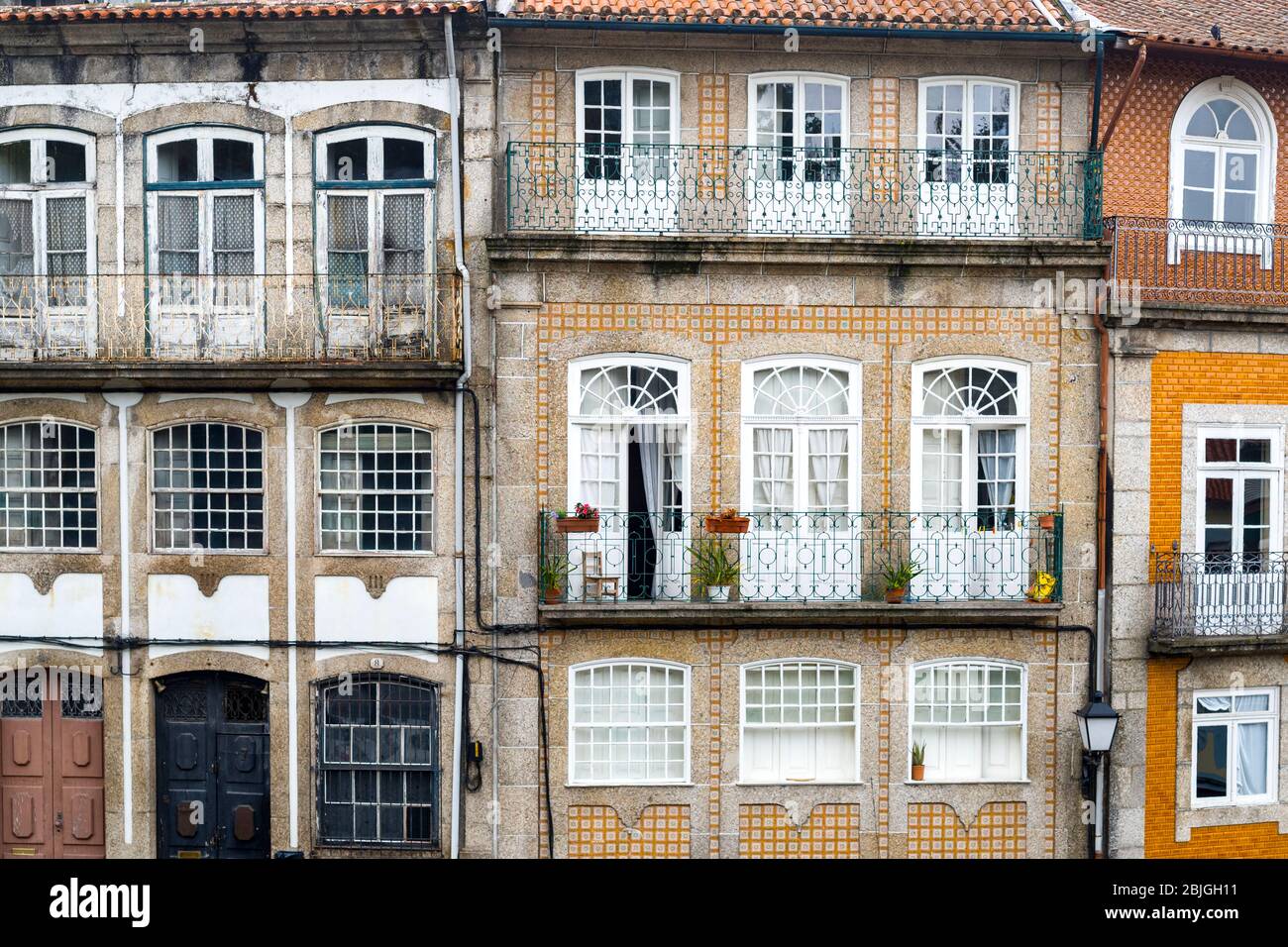 Arquitectura típica portuguesa - apartamentos con balcones en la pintoresca ciudad de Guimares en el norte de Portugal Foto de stock