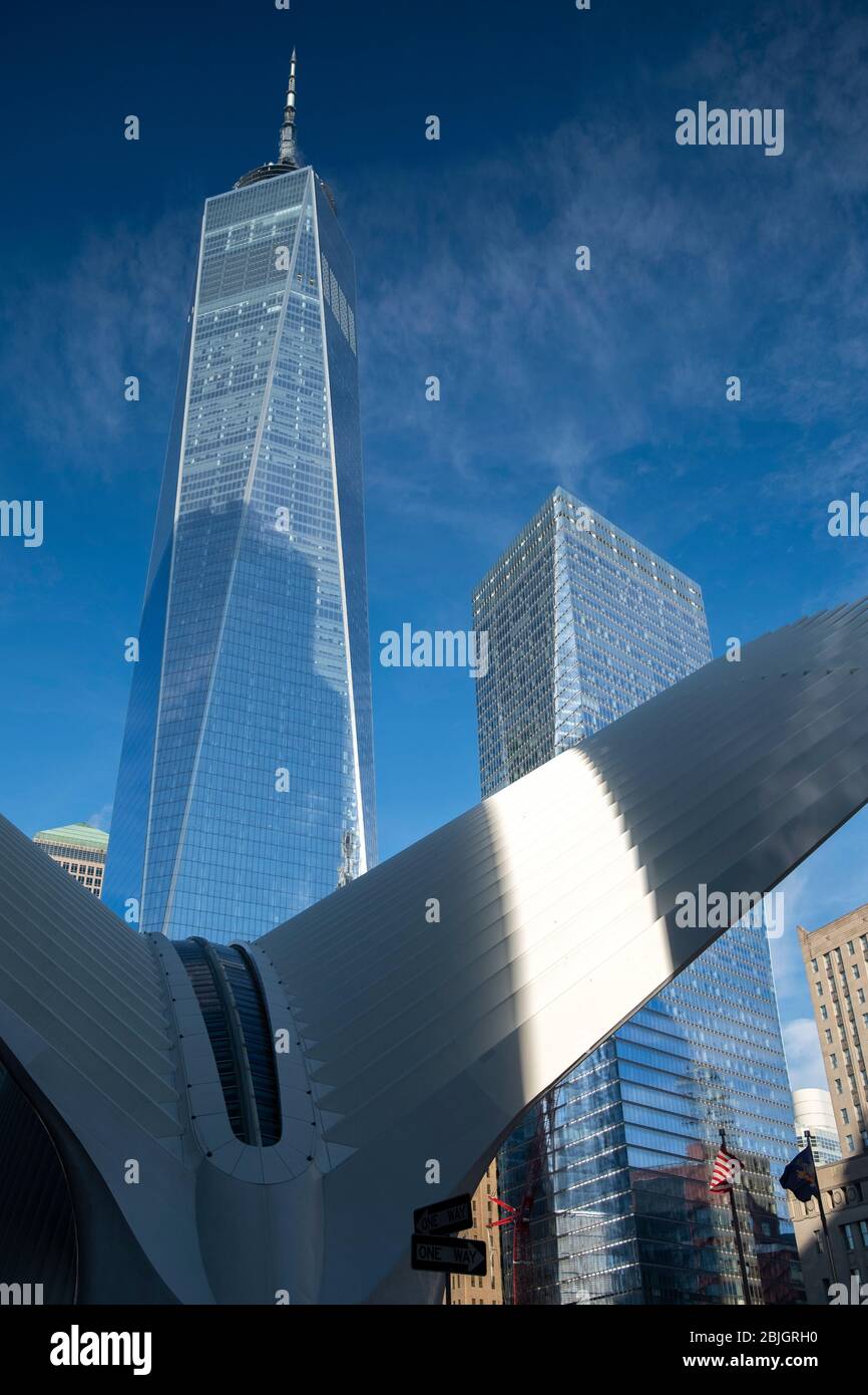 Arquitectura de la torre Freedom y la estación PATH en el bajo Manhattan, Nueva York Foto de stock