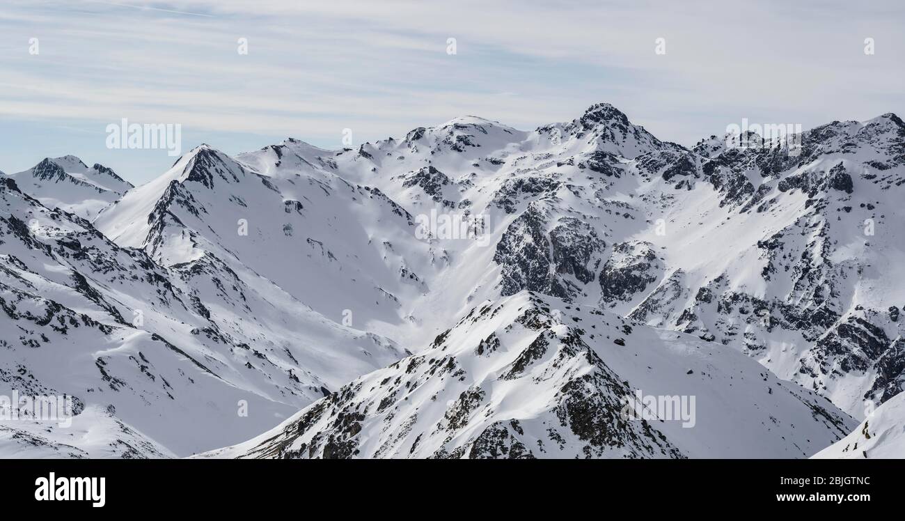 Paisaje montañoso virgen, cima de montaña, vista desde el Torspitze, montañas cubiertas de nieve, Wattentaler Lizum, Alpes Tuxer, Tirol, Austria Foto de stock