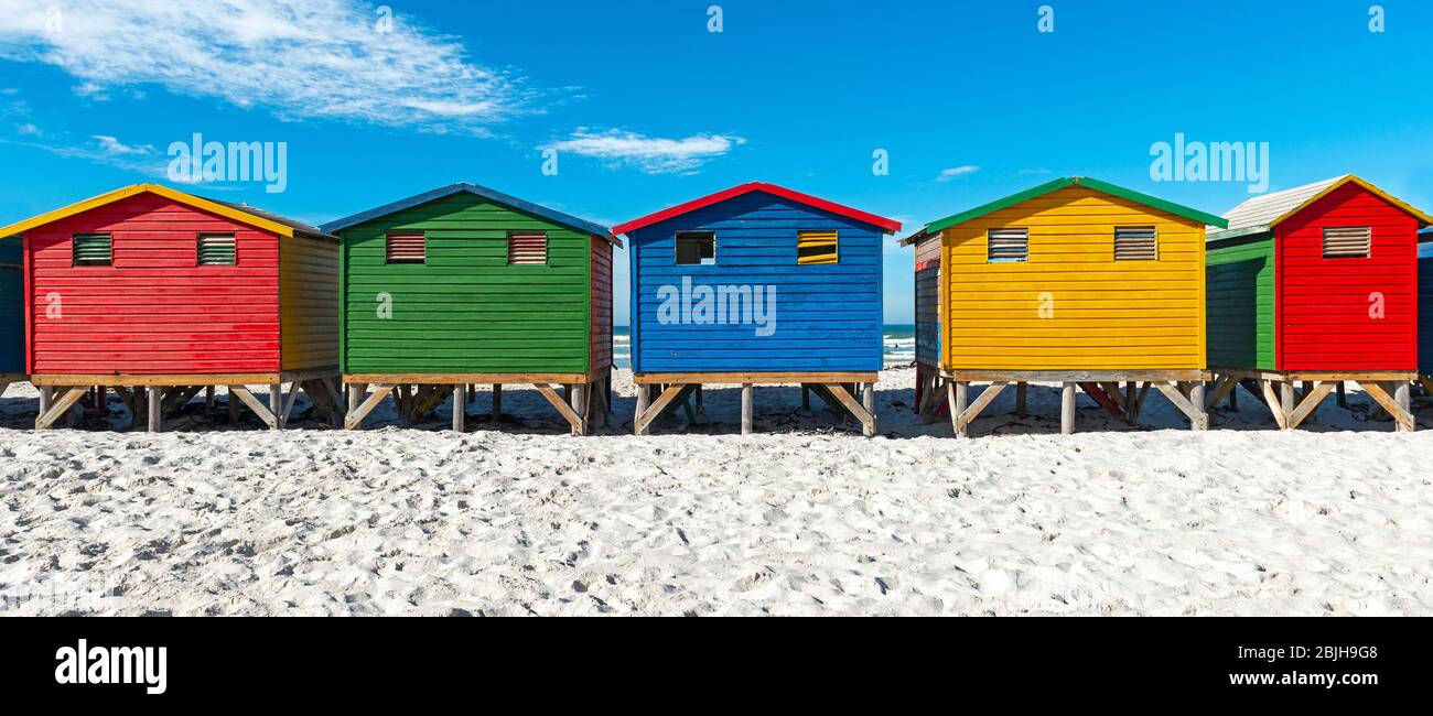 Panorama de las coloridas cabañas de Muizenberg Beach, Ciudad del Cabo, Sudáfrica. Foto de stock