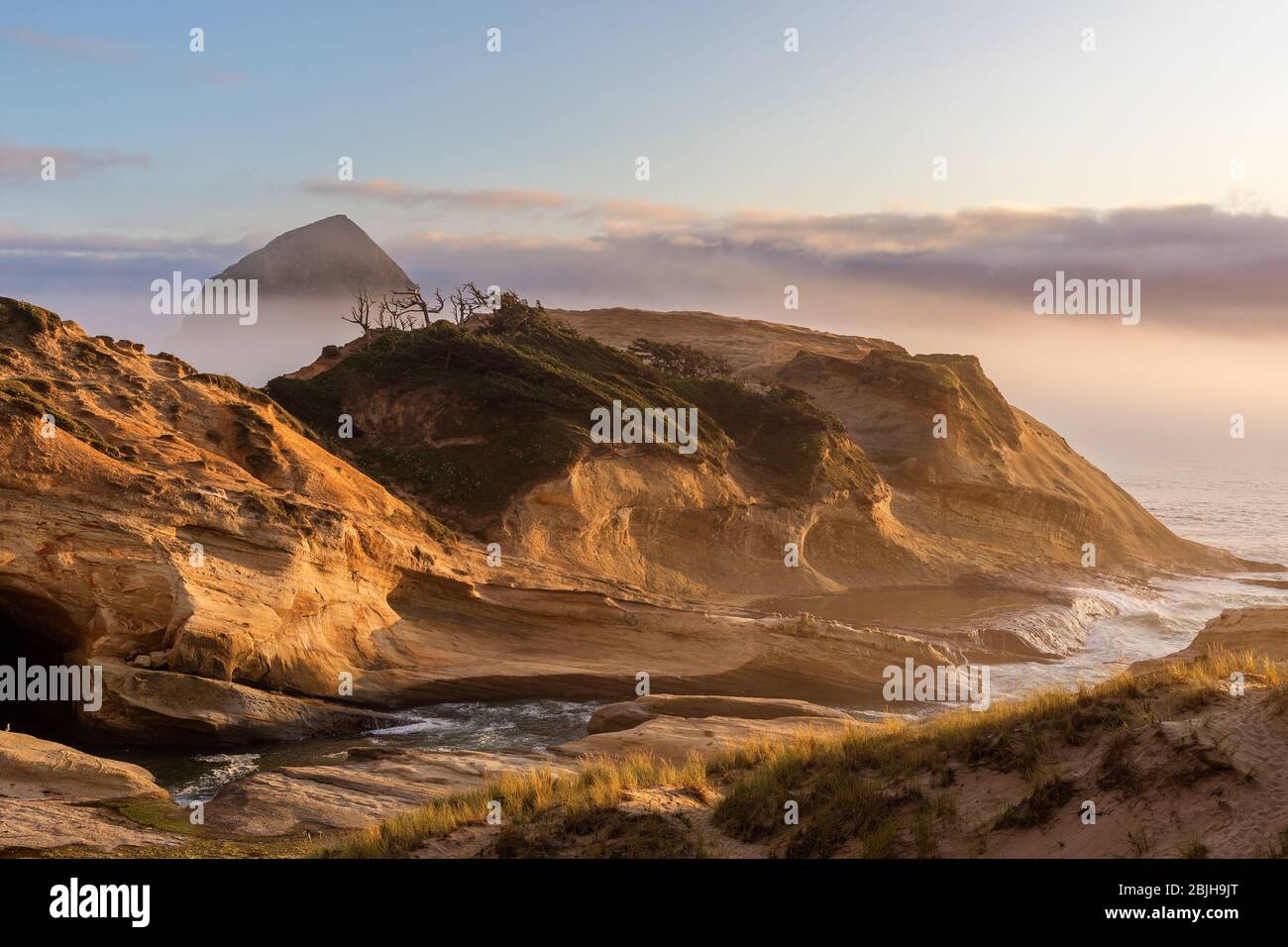Puesta de sol en la costa en Cape Kiwanda en Pacific City, Oregon Foto de stock