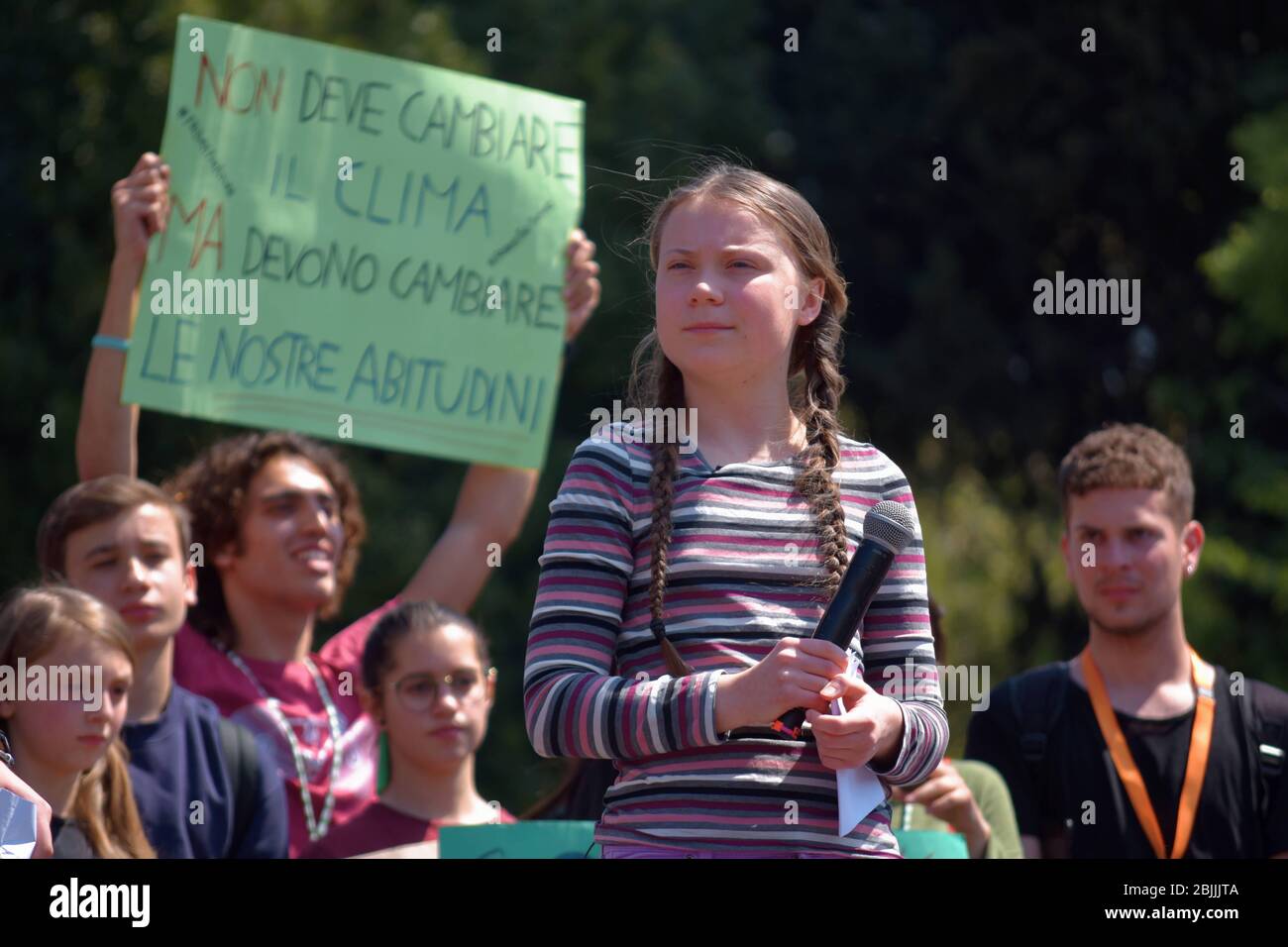 Greta Tintín Eleonora Ernman Thunberg è un'attivista svedese per lo sviluppo sostenibile e contro il cambiamento climatico. È nota per le sue manifiesto Foto de stock