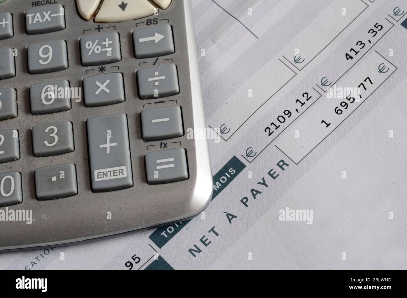 Euro calculadora de nómina y de cierre para el pago de nómina de sueldos o  de fondo, mención francés neto a pagar Fotografía de stock - Alamy